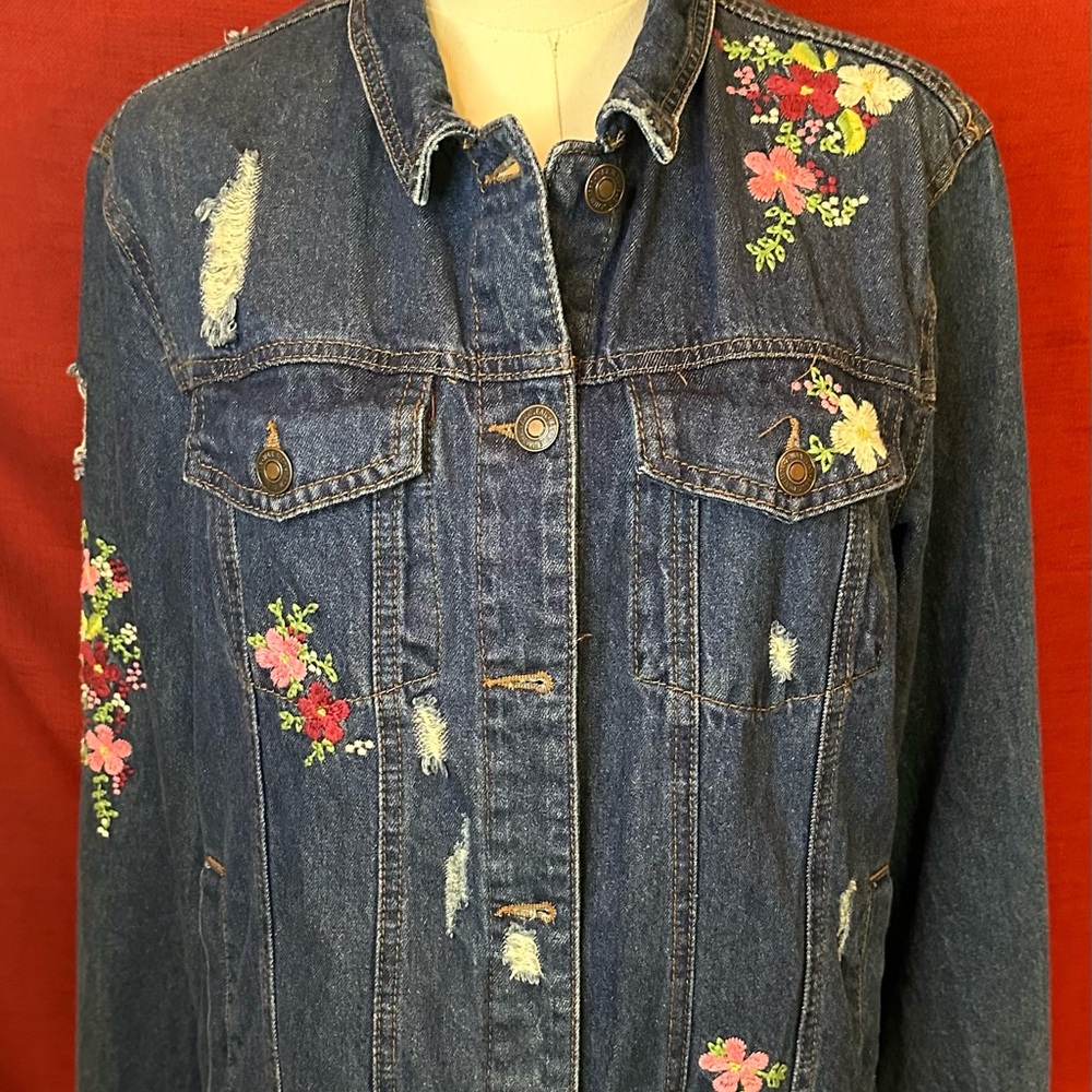 Jean jacket with floral embroidery.